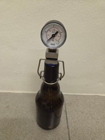 Bierflesje met manometer beschikbaar voor biedingen
