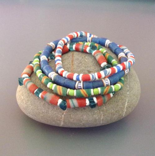 Afrikaanse buisvormige heishi armbanden voor dames of heren, Handtassen en Accessoires, Armbanden, Nieuw, Elastiek, Blauw, Met bedels of kralen