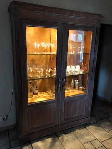 Vitrine datant d’un siècle 