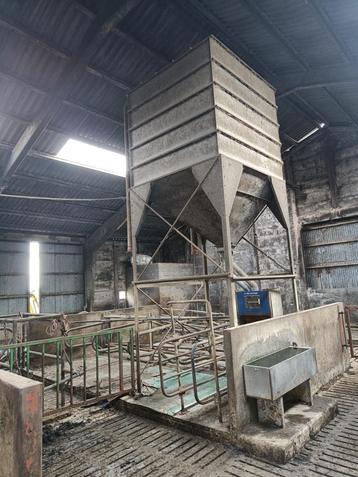 Delaval melkmachine met automatisch krachtvoerstation beschikbaar voor biedingen