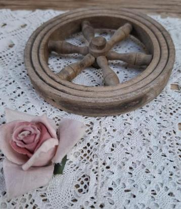 Klein brocante houten wieltje beschikbaar voor biedingen