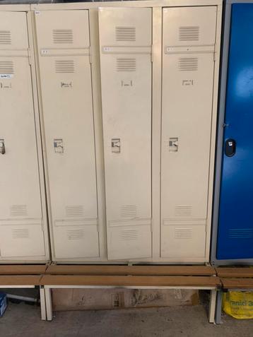 2x metalen garderobe, 3 locker met bank