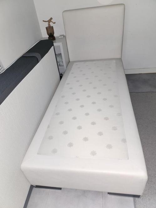 Boxspring bed wit nubuck leer (2 stuks beschikbaar), Huis en Inrichting, Slaapkamer | Boxsprings, Zo goed als nieuw, 90 cm, 200 cm