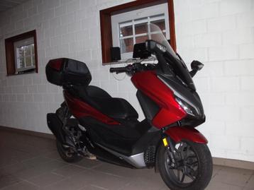 Honda Forza 350 met topkoffer en gps beschikbaar voor biedingen