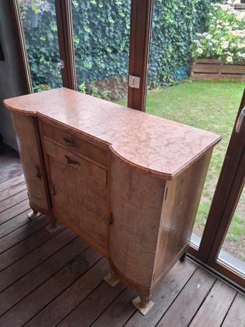 Dressoir met marmeren blad beschikbaar voor biedingen