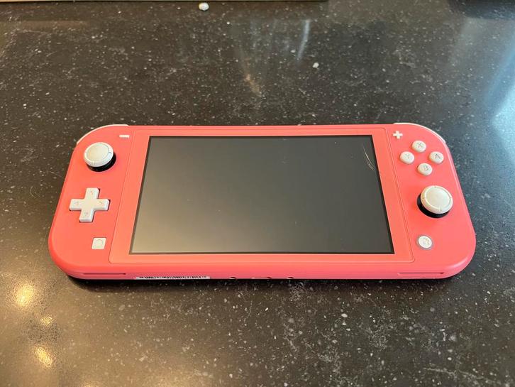 Switch Lite + protection, Games en Spelcomputers, Spelcomputers | Nintendo Switch Lite, Gebruikt, Roze of Coral, Met beschermhoes of tas