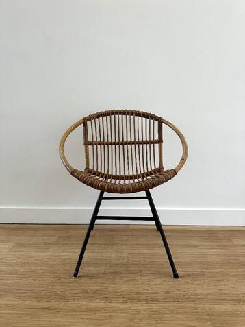 Belle chaise vintage en rotin pour enfants disponible aux enchères