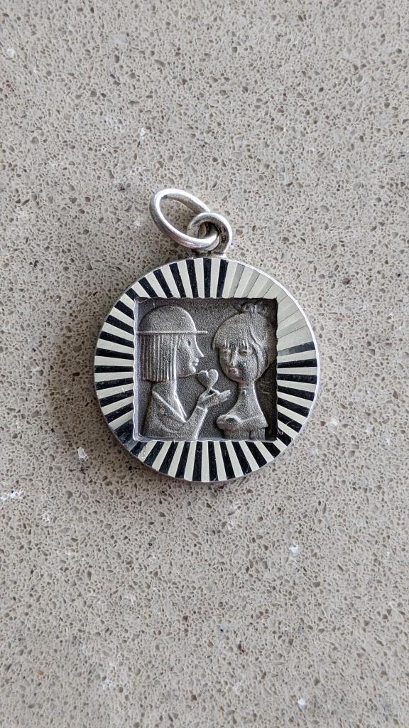 Médaillon, pendentif « Les amoureux de Peynet », argent, Antiquités & Art, Antiquités | Argent & Or, Argent, Enlèvement ou Envoi