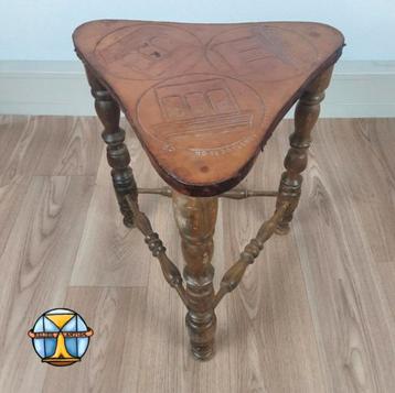 Tabouret unique fait main avec plateau en cuir recyclé d'Afr