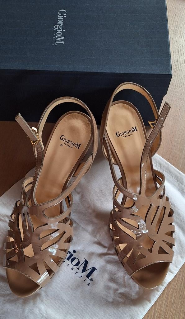 Nieuwe, open zomerschoenen van 245 voor 80., Ophalen