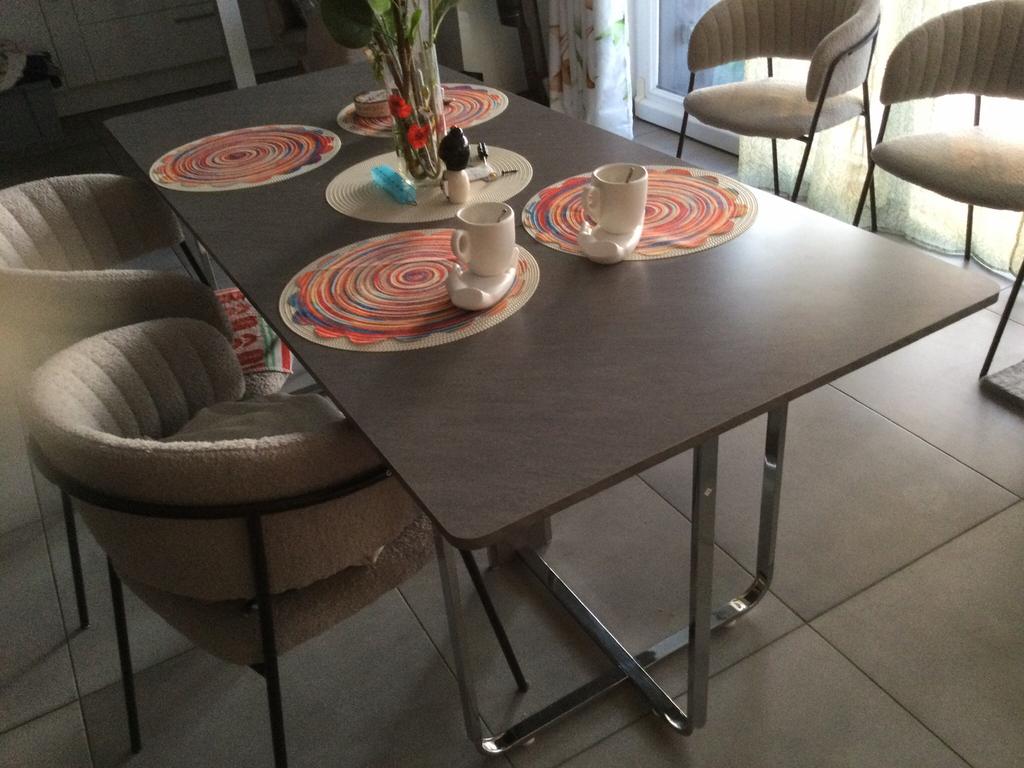 Table +4 chaise gratuite, Utilisé, Cinq personnes ou plus
