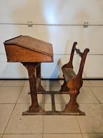 Oude lessenaar met bankje in hout, Ophalen