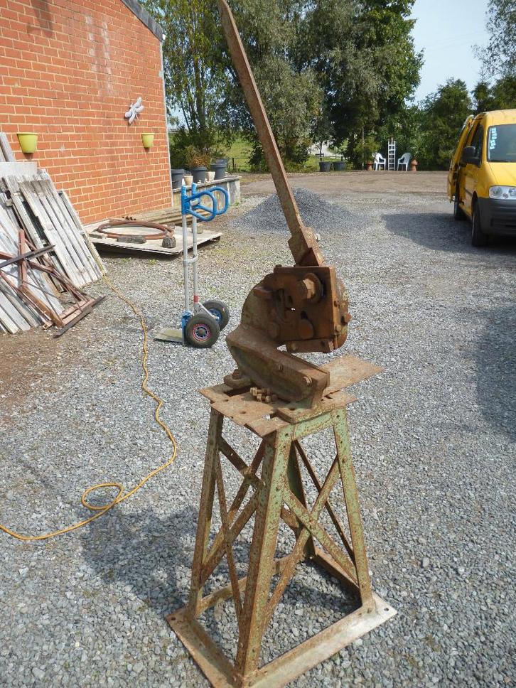 cisaille à métaux et son socle démontable, Bricolage & Construction, Outillage | Outillage à main, Enlèvement