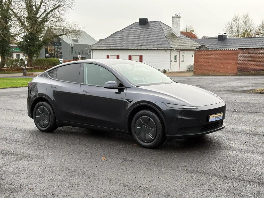 Tesla Model Y Standard | Leasing (automatique), Autos, Tesla, Cuir, Argent ou Gris, Achat, Euro 6