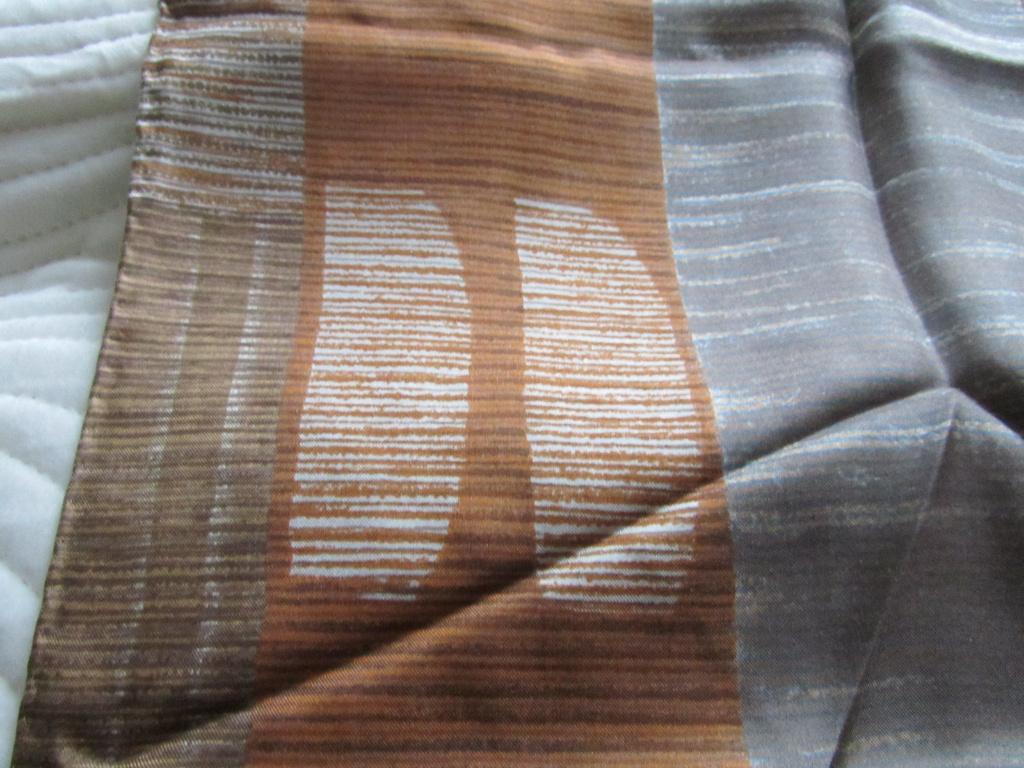 DELVAUX sjaal van 100% zijde met logo, Handtassen en Accessoires, Tassen | Damestassen, Verzenden