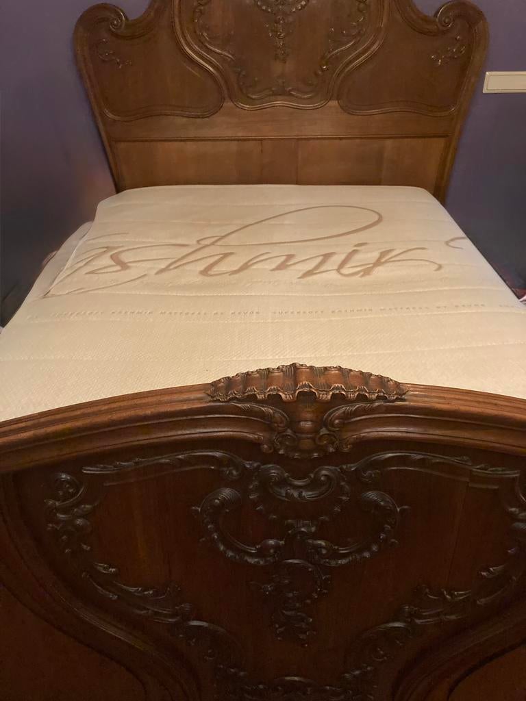 Lit en noyer sculpté de style Louis XV (Antiquité), Enlèvement