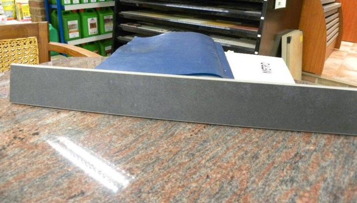 Mantegna Graphite 7x60 cm plinten, Doe-het-zelf en Bouw, Plinten en Afwerking, Nieuw, Plinten, Overige materialen, Minder dan 100 cm