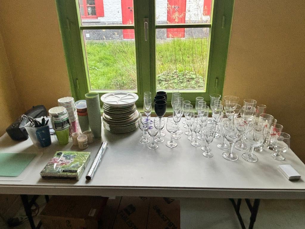 borden en glazen gratis, Huis en Inrichting, Keuken | Servies, Ophalen, Bord(en)