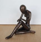 Femme nue, assise. Bronze, belle patine., Enlèvement ou Envoi