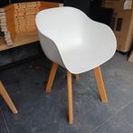 7 witte kuipstoelen, Ophalen