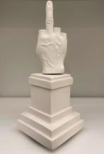 Maurizio Cattelan L.O.V.E. - Carillon (2015), Enlèvement