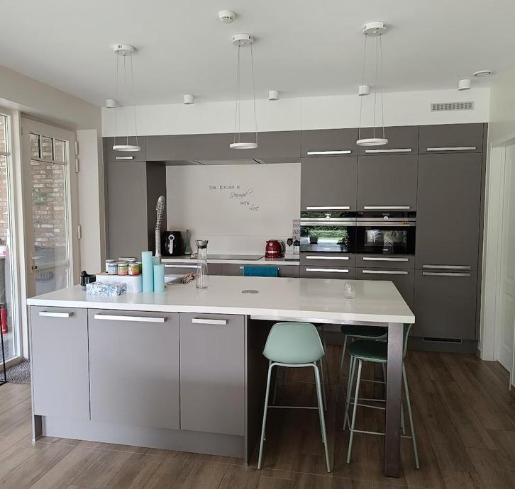 Cuisine récente conçue par les designers de cuisine, Maison & Meubles, Cuisine | Cuisines complètes, Comme neuf, Cuisine à paroi simple