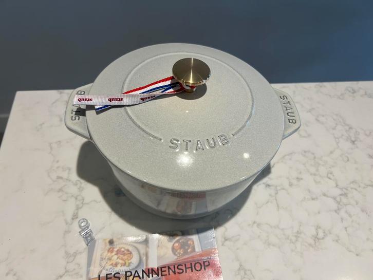 Nouveau cuiseur à riz Staub 20 cm blanc truffe, Maison & Meubles, Cuisine | Casseroles & Poêles, Neuf, Casserole ou Cocotte-minute