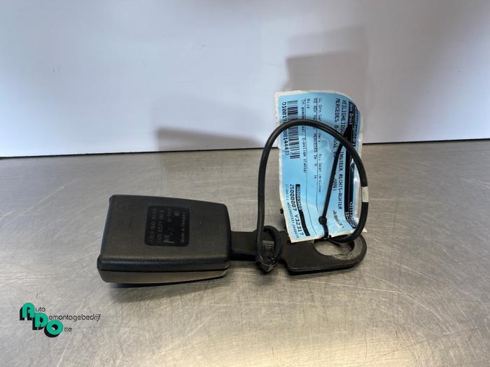 Insertion ceinture de sécurité arrière droite d'un Merced, Autos : Pièces & Accessoires, 3 mois de garantie, Utilisé, -, -