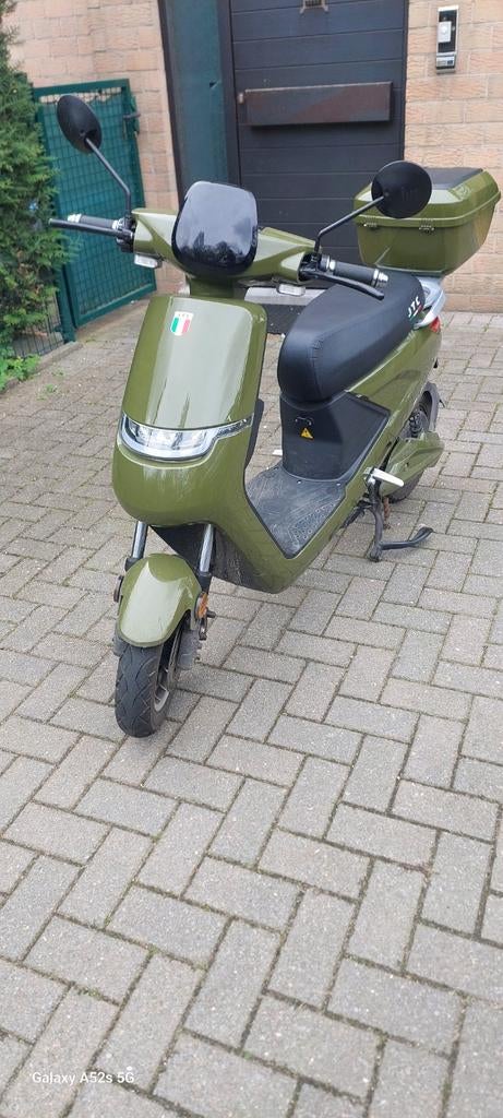 Bromfiets klasse B elektrische scooter geeft 1760 kmBromfiet, Fietsen en Brommers, Ophalen