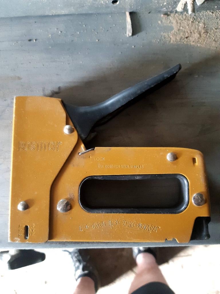 Agrafeuse Bostitch, Enlèvement, Comme neuf