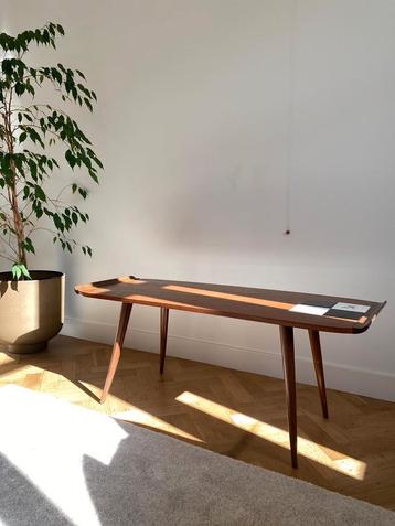 Vintage houten salontafel in Scandinavische stijl beschikbaar voor biedingen