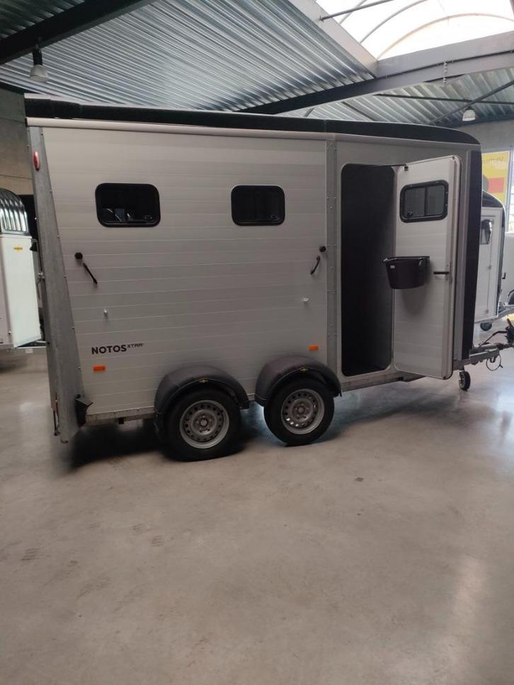 Humbaur met extra grote zadelruimte en camera, Dieren en Toebehoren, Paarden en Pony's | Trailers en Aanhangwagens, Zo goed als nieuw