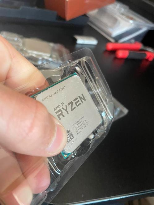 ‼️RYZEN 3 2200G‼️, Computers en Software, Processors, Zo goed als nieuw, 4-core, 3 tot 4 Ghz, Ophalen of Verzenden