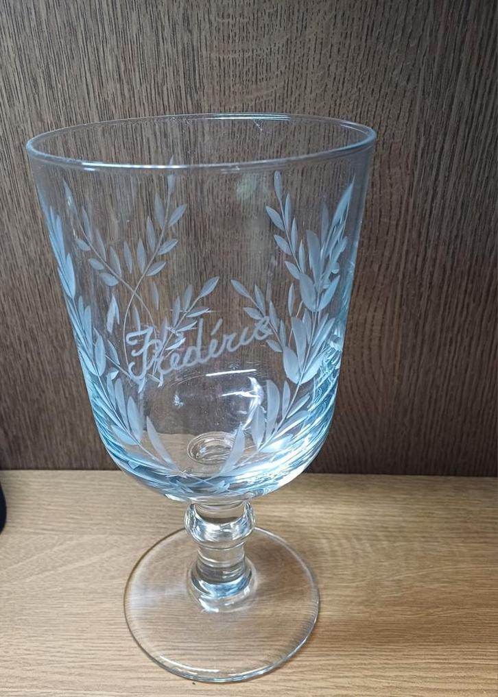 Grand verre en crystal gravé Frédéric, Verzamelen, Glas en Drinkglazen, Zo goed als nieuw, Ophalen