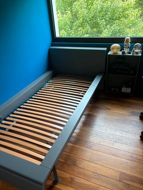 Eenpersoonsbed met lattenbodem + kastje, Huis en Inrichting, Slaapkamer | Bedden, Zo goed als nieuw, Grijs, Verstelbaar, Ophalen