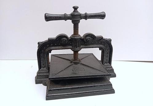 boekenpers 1876 PAPETERIE NIAS BRUXELLES, Antiek en Kunst, Antiek | Gereedschap en Instrumenten, Ophalen of Verzenden