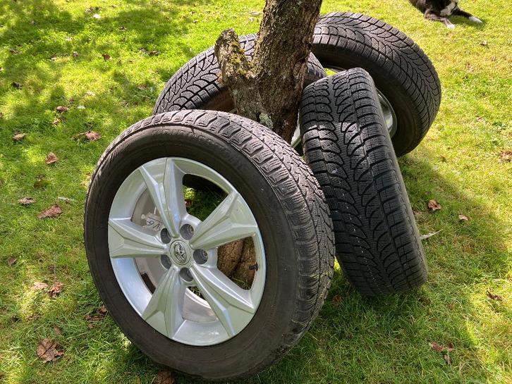 4 pneus hiver BRIDGESTONE 215/60/R17 & jantes alu TOYOTA CHR, Auto-onderdelen, Banden en Velgen, Band(en), Winterbanden, 17 inch