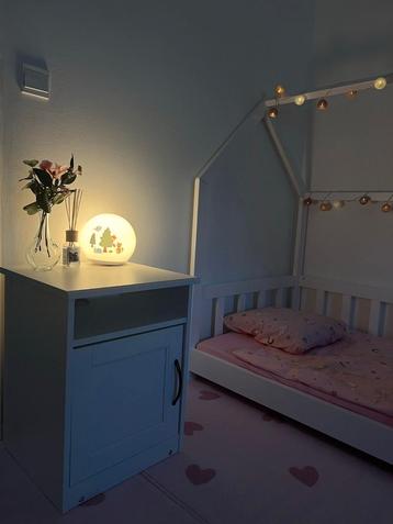 Kinderbed met matras + nachtkastje – als nieuw! beschikbaar voor biedingen