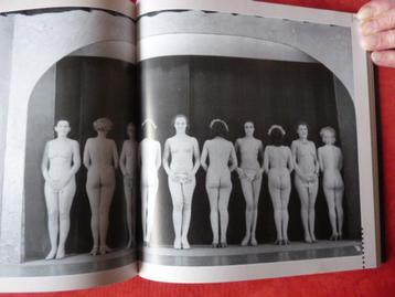Erotiek in foto's beschikbaar voor biedingen