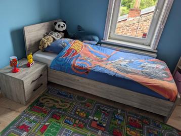 Lit 1 personne 90x120 avec sommier / matelas / table de nuit beschikbaar voor biedingen
