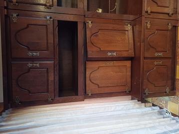 Houten kast beschikbaar voor biedingen