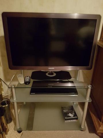 TV Philips + TV tafel beschikbaar voor biedingen