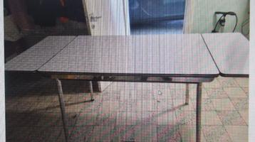 Keukentafel Eettafel stevig met 2 existenties, in 100% staat beschikbaar voor biedingen