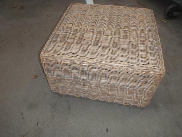 TAFEL;KIST OF...WICKER+GLAZEN BLAD=NIEUWE STAAT=100EURO, Huis en Inrichting, Tafels | Bijzettafels, Nieuw, Vierkant, 45 tot 60 cm