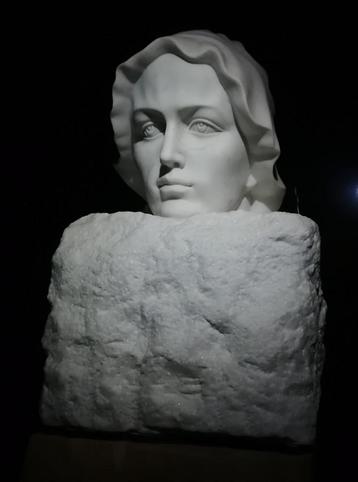Prachtig beeld in Carrara marmer beschikbaar voor biedingen