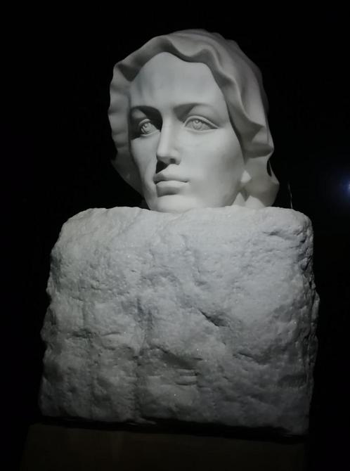 Prachtig beeld in Carrara marmer, Antiek en Kunst, Kunst | Beelden en Houtsnijwerken, Ophalen