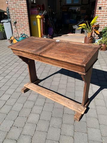 Houten schoolbank met inktpot beschikbaar voor biedingen