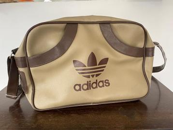 Sac vintage Adidas disponible aux enchères