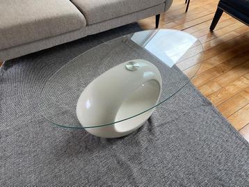 Witte salontafel in de woonkamer met glazen blad beschikbaar voor biedingen