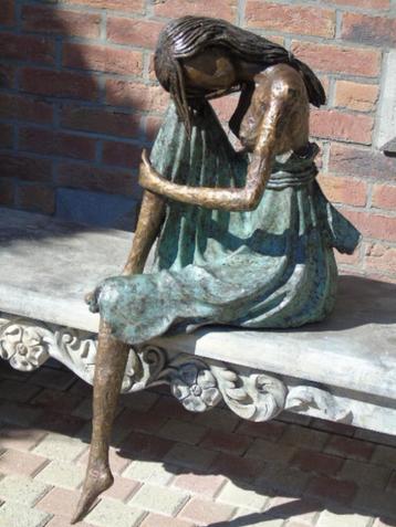 Bronzen beeld van een gezichtloos meisje beschikbaar voor biedingen